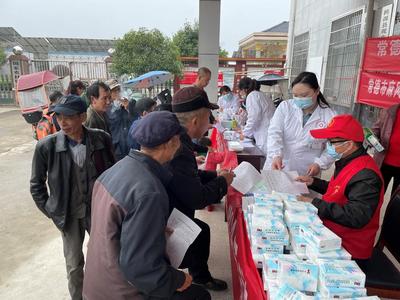 市皮防所黨員志愿者 健康義診進鄉村，麻風防治人人知，營養健康咨詢暖人心